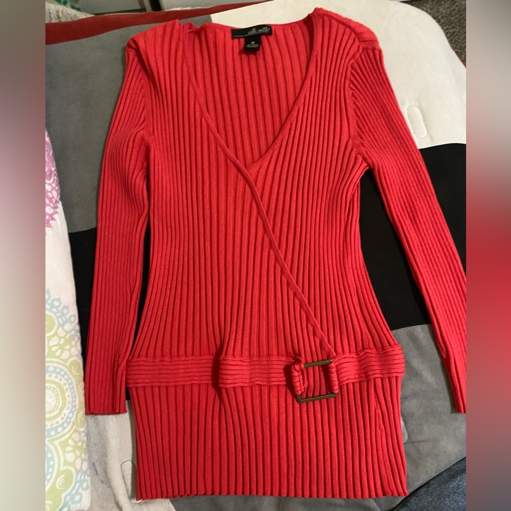 Red Ribbed V-Neck Top - Size Medium